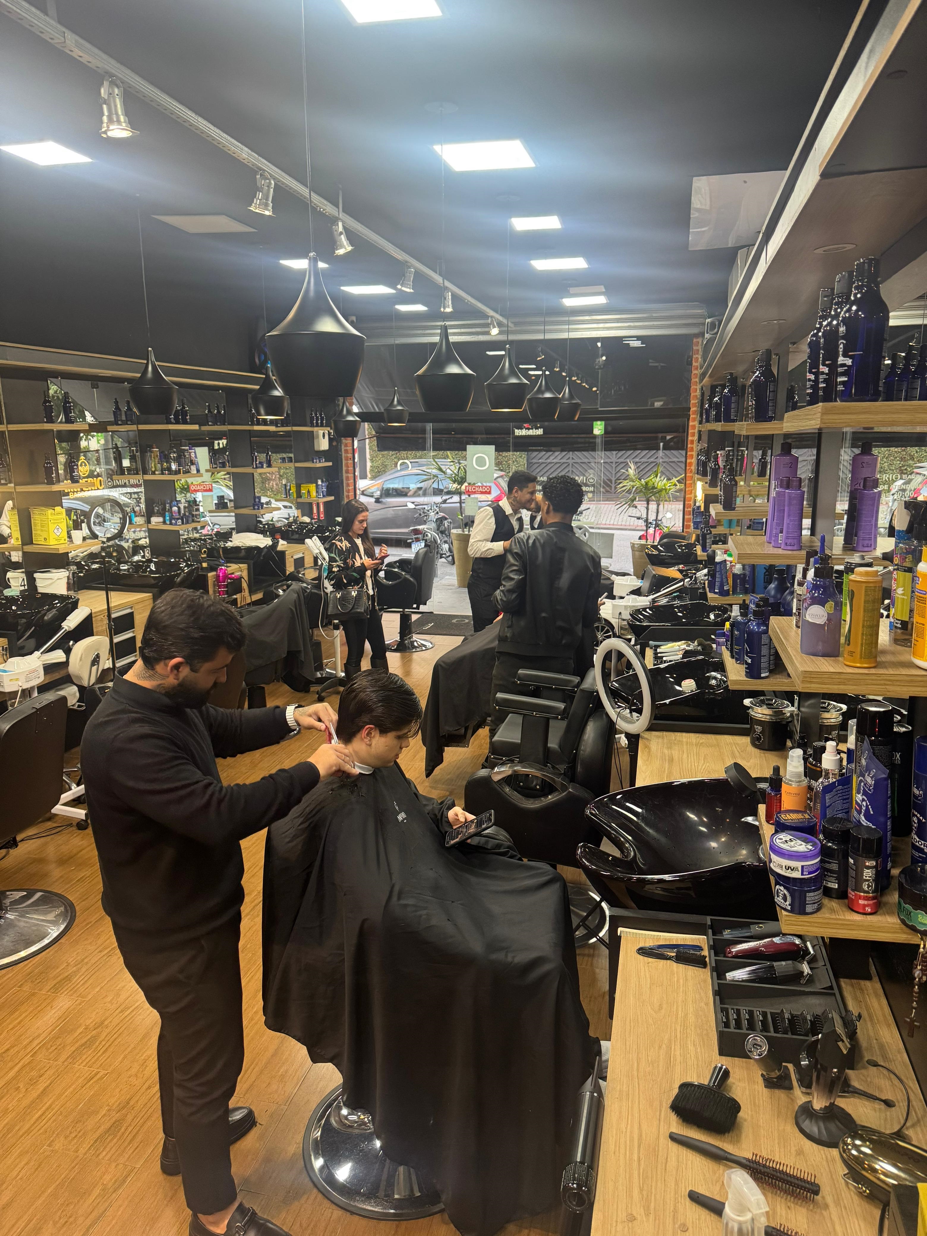 Prateleiras com produtos premium de cuidados masculinos